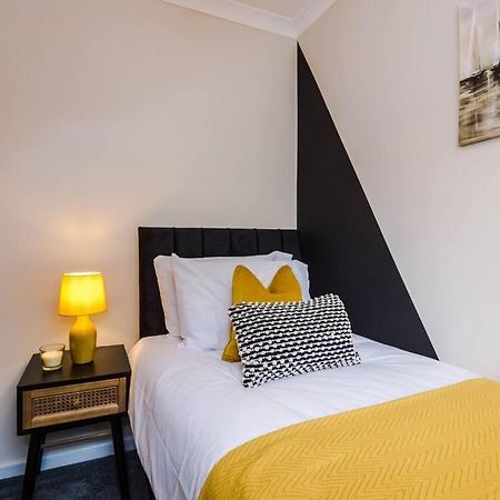 Cheerful 3 Bedroom Home With Parking Near Chester Saughall エクステリア 写真