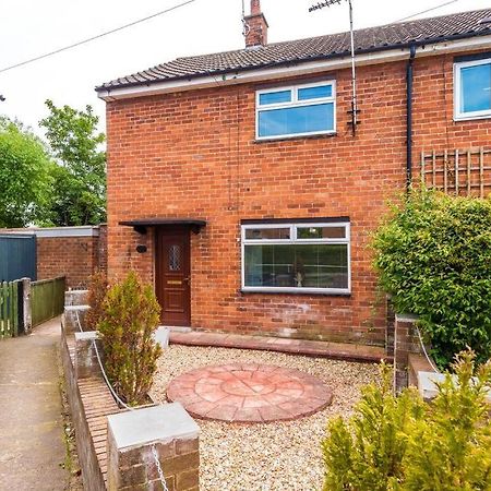 Cheerful 3 Bedroom Home With Parking Near Chester Saughall エクステリア 写真