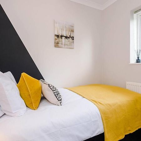 Cheerful 3 Bedroom Home With Parking Near Chester Saughall エクステリア 写真