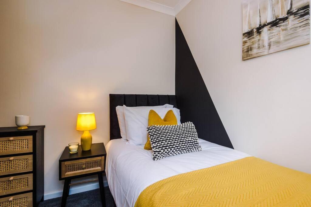 Cheerful 3 Bedroom Home With Parking Near Chester Saughall エクステリア 写真