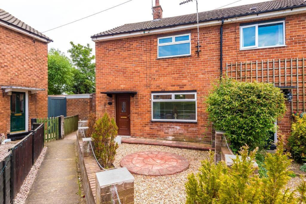 Cheerful 3 Bedroom Home With Parking Near Chester Saughall エクステリア 写真