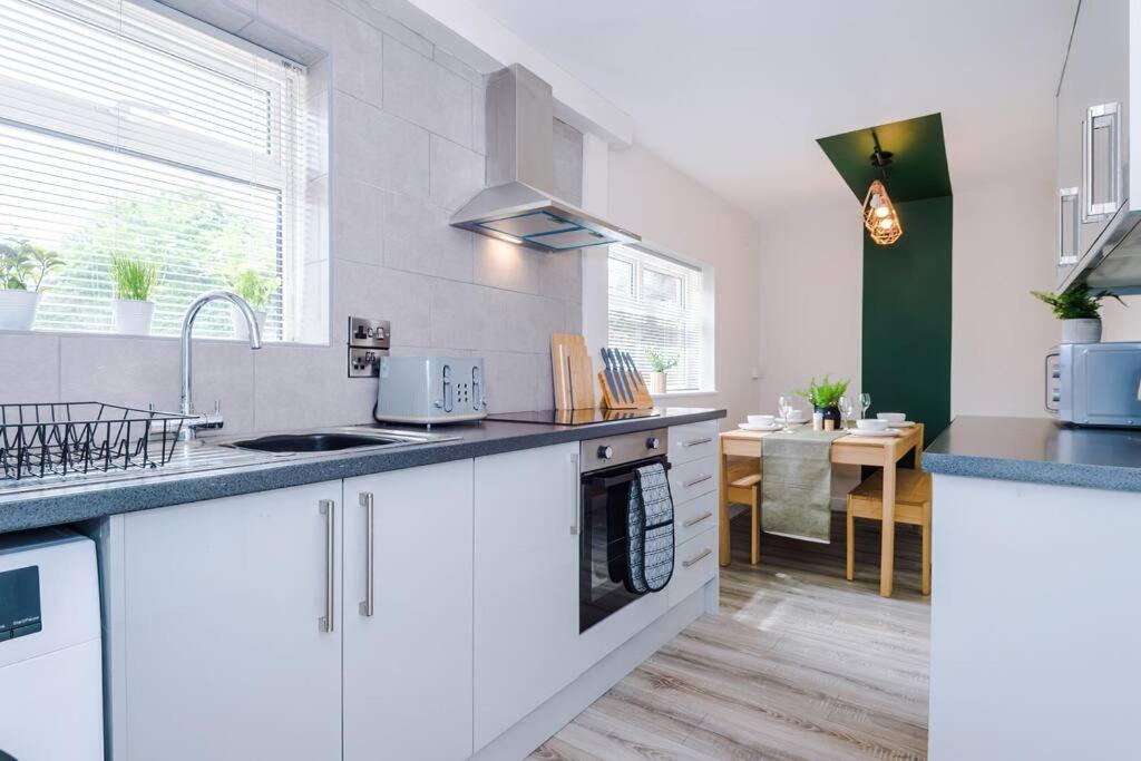 Cheerful 3 Bedroom Home With Parking Near Chester Saughall エクステリア 写真