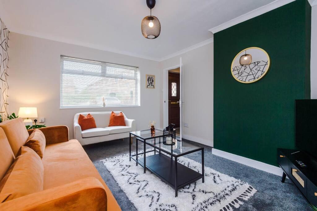 Cheerful 3 Bedroom Home With Parking Near Chester Saughall エクステリア 写真