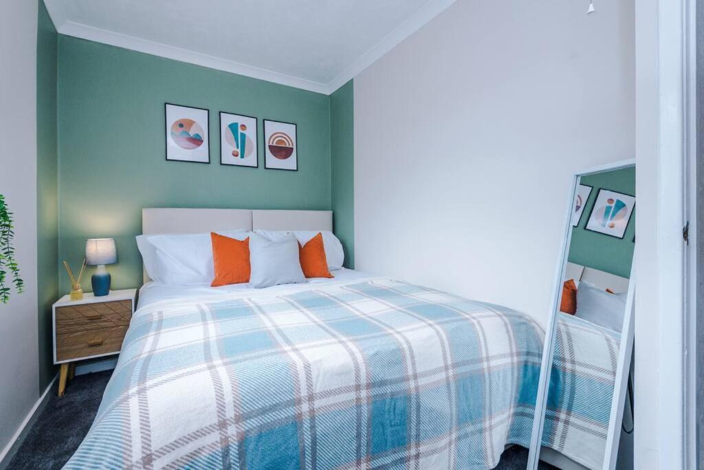 Cheerful 3 Bedroom Home With Parking Near Chester Saughall エクステリア 写真