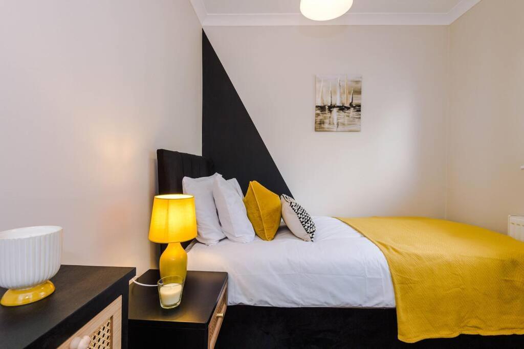 Cheerful 3 Bedroom Home With Parking Near Chester Saughall エクステリア 写真