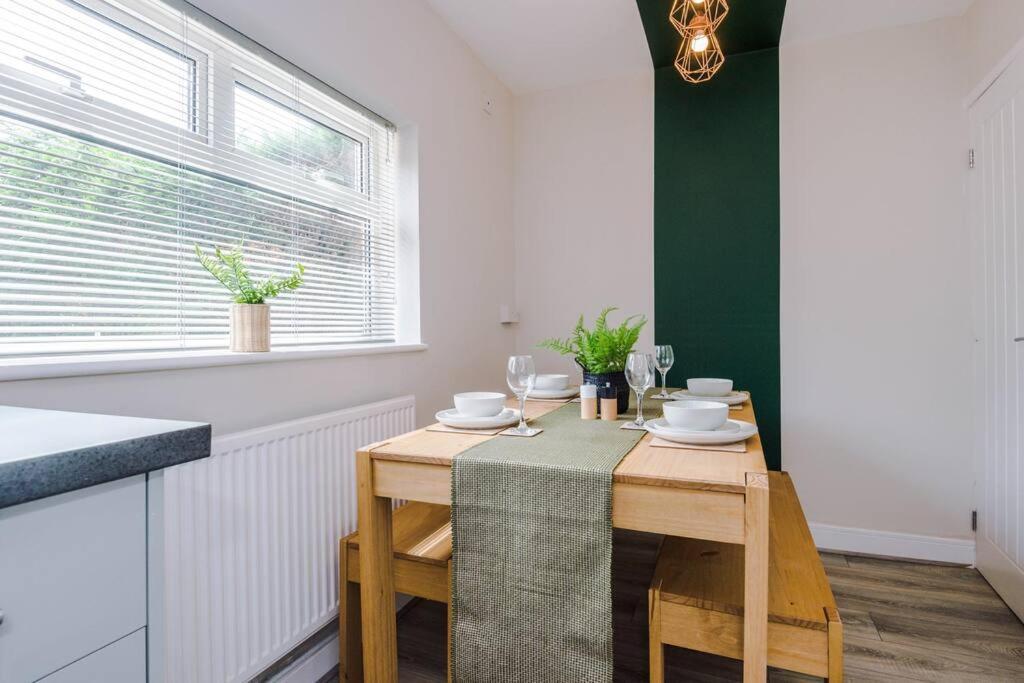 Cheerful 3 Bedroom Home With Parking Near Chester Saughall エクステリア 写真