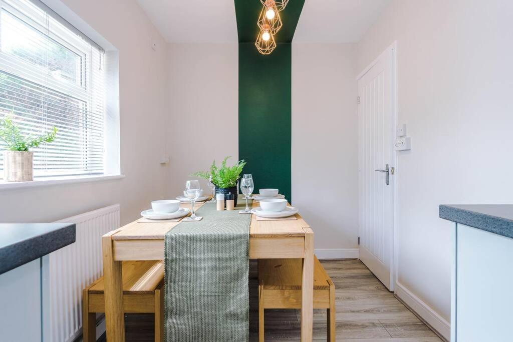 Cheerful 3 Bedroom Home With Parking Near Chester Saughall エクステリア 写真