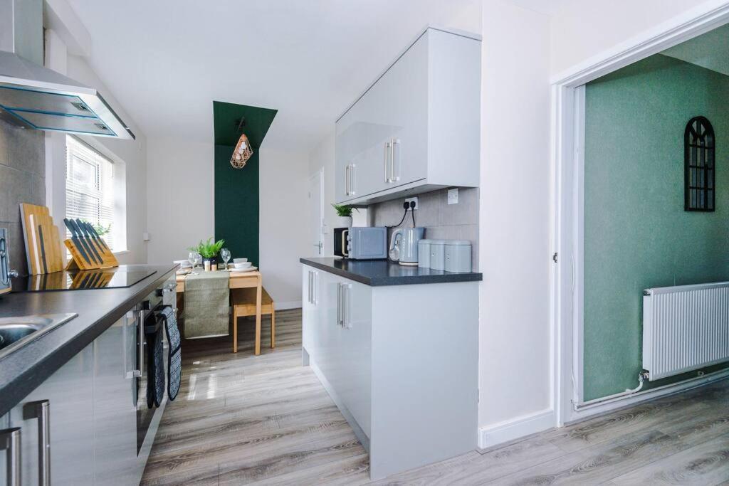 Cheerful 3 Bedroom Home With Parking Near Chester Saughall エクステリア 写真