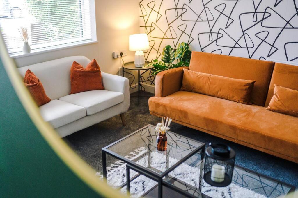 Cheerful 3 Bedroom Home With Parking Near Chester Saughall エクステリア 写真