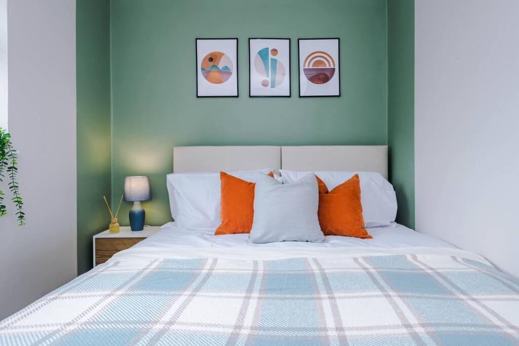 Cheerful 3 Bedroom Home With Parking Near Chester Saughall エクステリア 写真