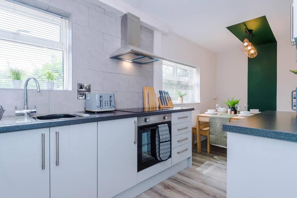 Cheerful 3 Bedroom Home With Parking Near Chester Saughall エクステリア 写真