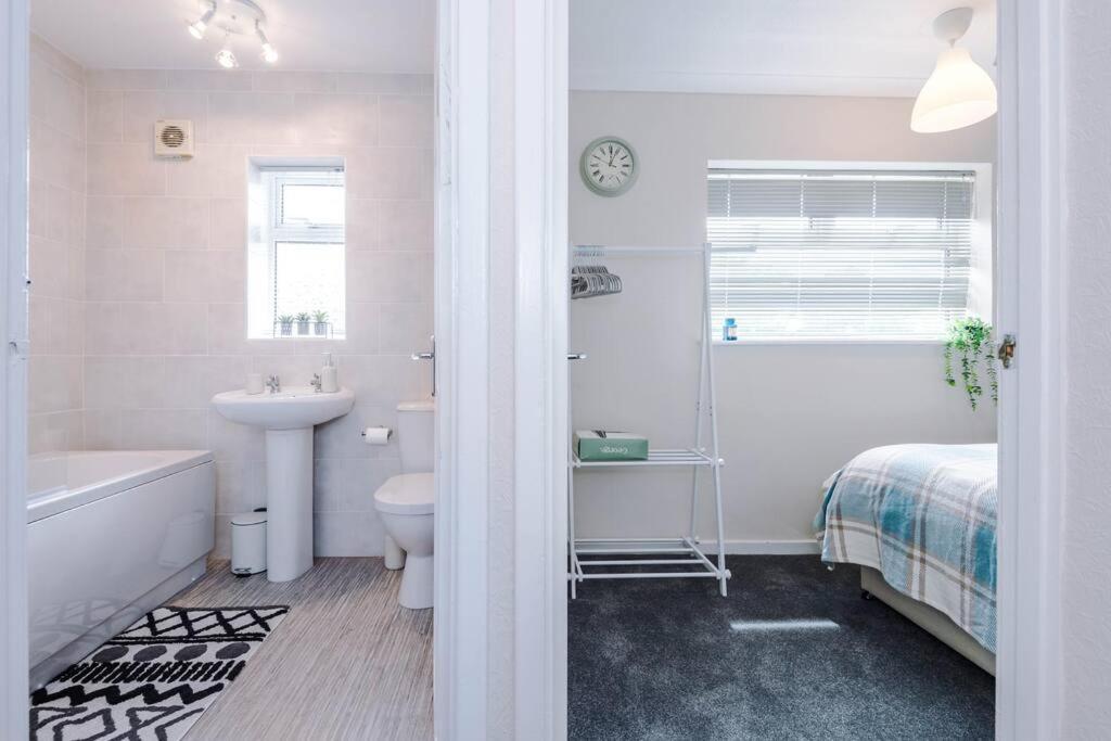 Cheerful 3 Bedroom Home With Parking Near Chester Saughall エクステリア 写真