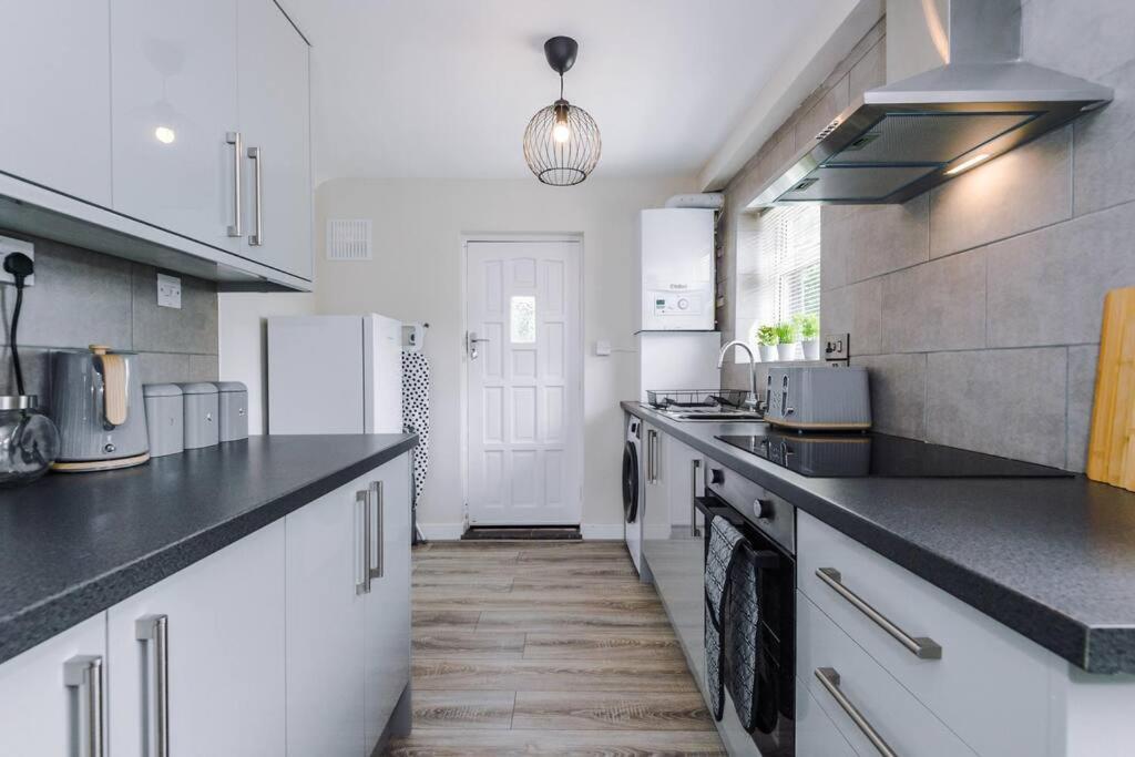 Cheerful 3 Bedroom Home With Parking Near Chester Saughall エクステリア 写真