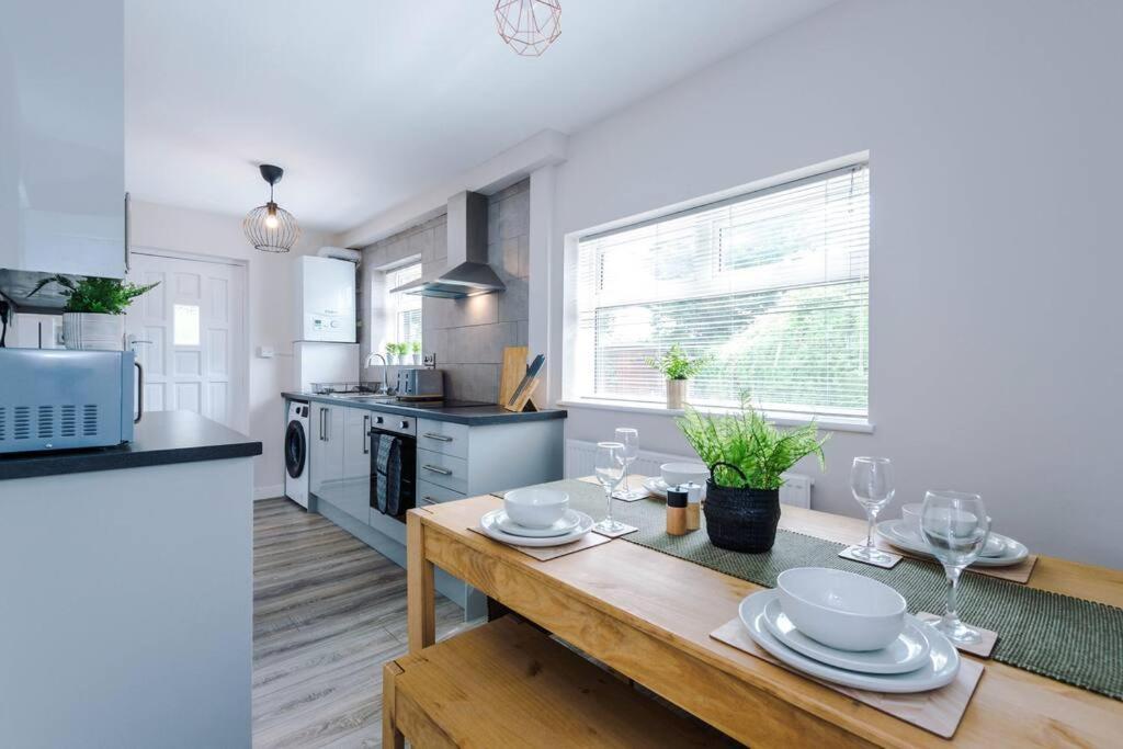 Cheerful 3 Bedroom Home With Parking Near Chester Saughall エクステリア 写真