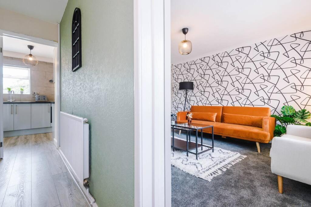 Cheerful 3 Bedroom Home With Parking Near Chester Saughall エクステリア 写真