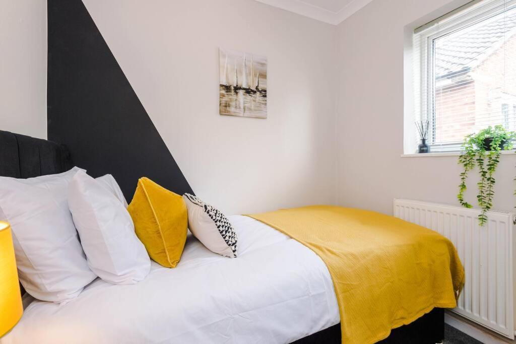 Cheerful 3 Bedroom Home With Parking Near Chester Saughall エクステリア 写真