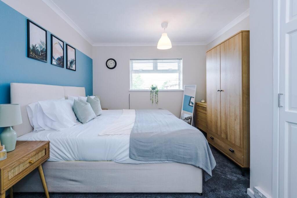 Cheerful 3 Bedroom Home With Parking Near Chester Saughall エクステリア 写真
