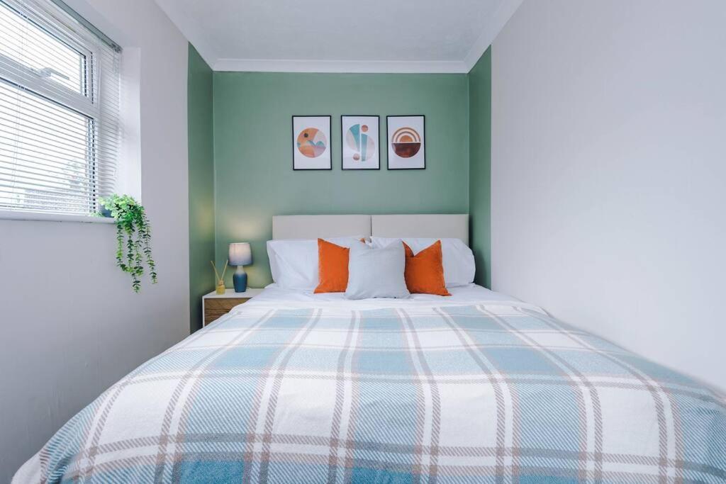 Cheerful 3 Bedroom Home With Parking Near Chester Saughall エクステリア 写真