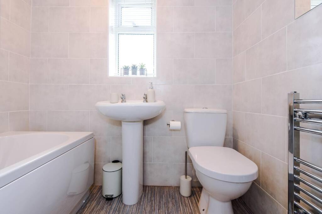 Cheerful 3 Bedroom Home With Parking Near Chester Saughall エクステリア 写真