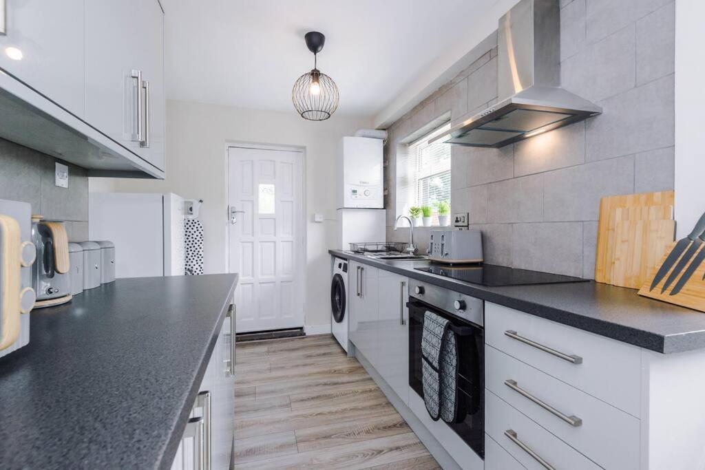 Cheerful 3 Bedroom Home With Parking Near Chester Saughall エクステリア 写真