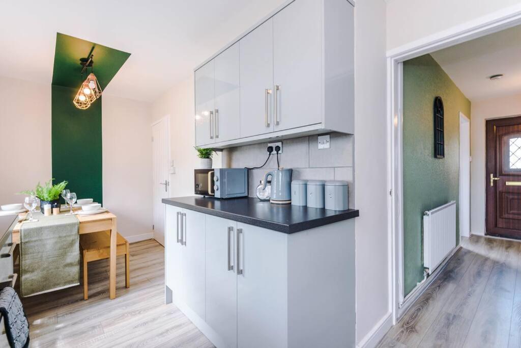 Cheerful 3 Bedroom Home With Parking Near Chester Saughall エクステリア 写真
