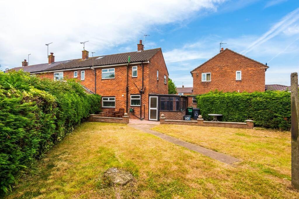 Cheerful 3 Bedroom Home With Parking Near Chester Saughall エクステリア 写真
