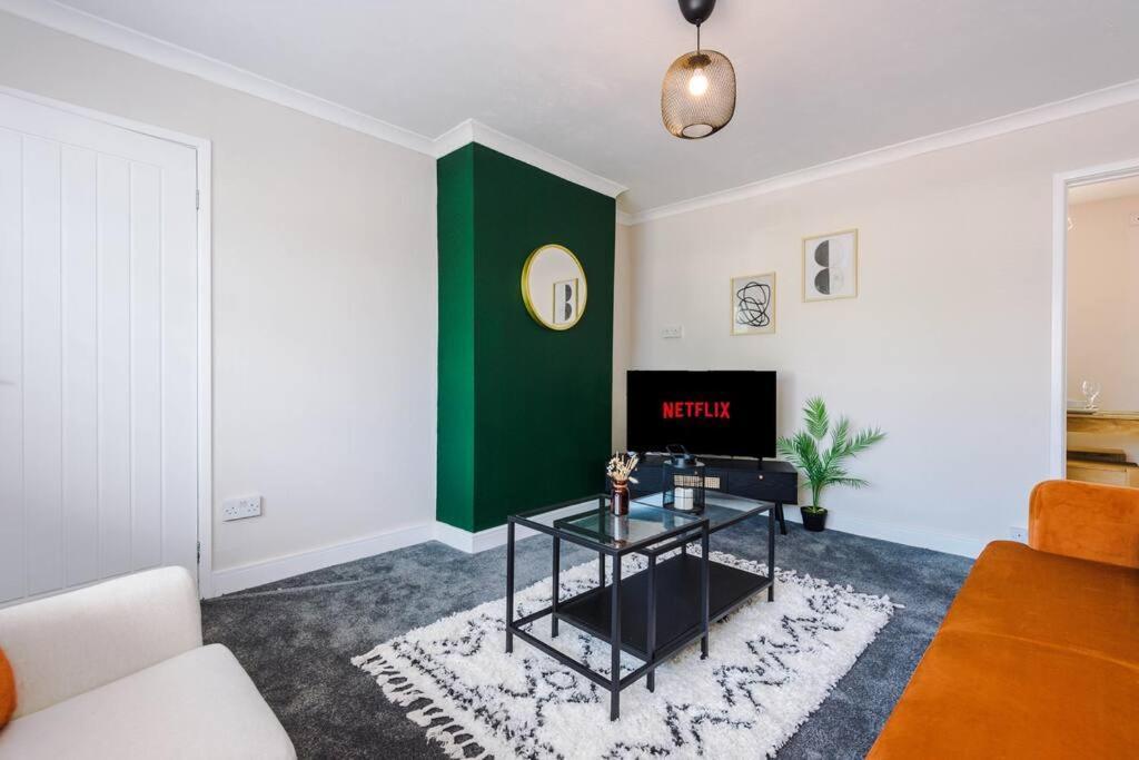 Cheerful 3 Bedroom Home With Parking Near Chester Saughall エクステリア 写真